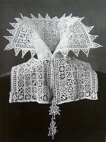 Parlet vyrobený v Itálii r. 1610 (J.Harris, 5000 Ans de Textiles, 1993)