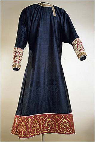 Tunic from Palermo (1125-50), blue and gold silk, embroidered by gold, pearls and filigrees. Kunsthistorishes Museum, Vienna