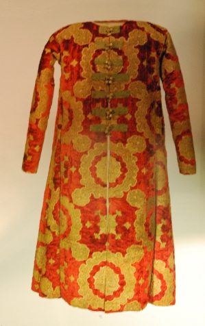 Kaftan Valašského prince, z konce 15 až 16.století je uložený v Národním Muzeu Umění, Bukurešť. Zdroj : Silk Gold Crimson, Ch. Buss, Silvana Editoriale, 2009