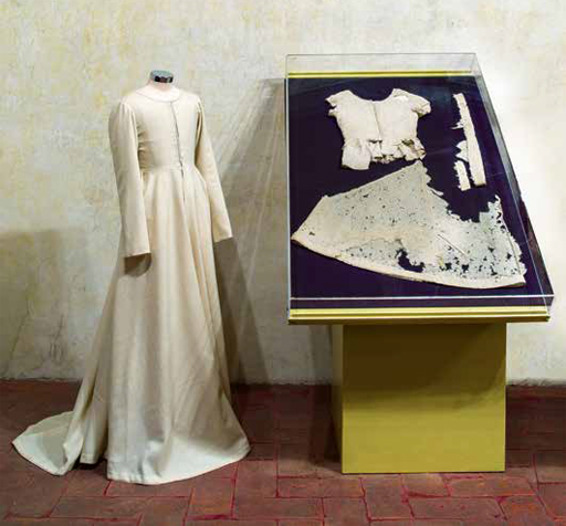 Ossana Andreasi's gown from ca 1470's located in Casa della Beata Ossana Andreasi, Mantova.