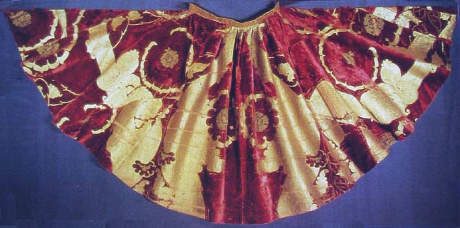 Mantle with brocade velvet Italian work from 1430. Berne Historical museum