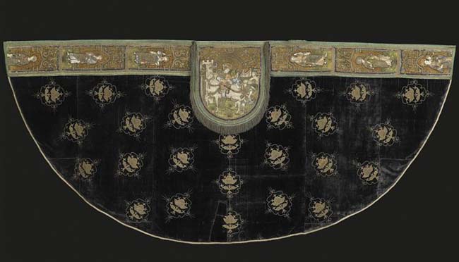 Satin mantle from 15 or 16th century is located in Ecouen, Musée national de la Renaissance