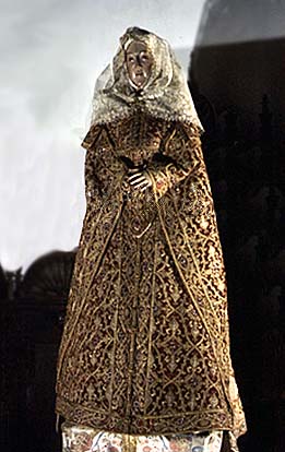 Dress of Isabela of Valois, on the statue of Virgin Mary from 16th century, Museo de Convento de San Clemente, Toledo, oronoz.com