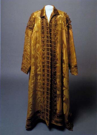 Cloak of Maxmilian II, found in Colina's mausoleum - Prague castle, damask "Hungarian" cloak (1576), In: Hroby a hrobky našich knížat, králů a prezidentů, Lutovský, Bravermanová, 2007