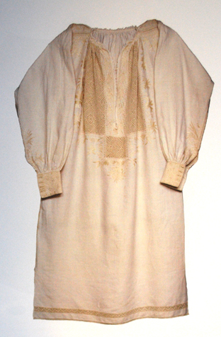 Shirt turn of 16th century, located in Instituto Valencia de Don Juan, Madrid.