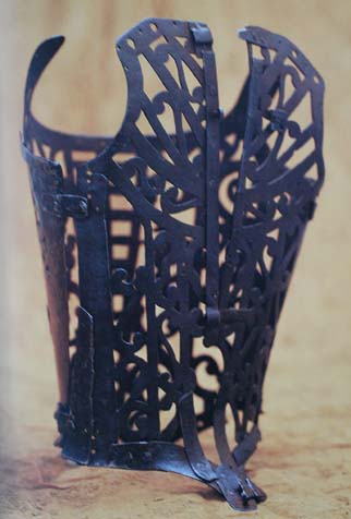 Corset made in France in 1580-1600. In: Moda - ze sbirek Ustavu Kjoto, Taschen, 2003