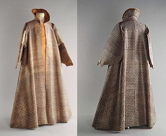 Indoor cloak resembling Spanish rope from ca 1600 is located in Ecouen, Musée national de la Renaissance