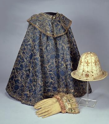 Tudor cloak and hat, gloves (ca 1530-1550) located in Museum of London