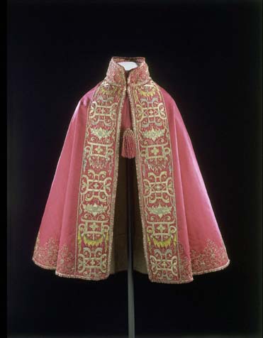 Cloak made in France in 1580-1600 is now part of VA Museum collection (London)