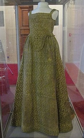 Italian dress, from 1590-1610, located in Muzeo Nazionale di Palzo Reale, Pisa, foto Anea, http://aneafile.webs.com