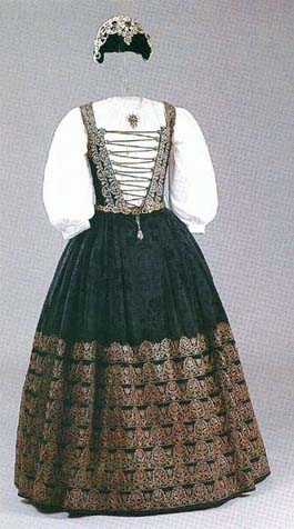 Dress of Katalin Brandenburg, from 1626-29, Magyar Nemzeti Muzeum, Helikon Kiado, foto Dabasi Andras