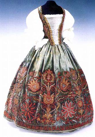 Dress of Eva Thokoly, from 1620, Magyar Nemzeti Muzeum, Helikon Kiado, foto Dabasi Andras