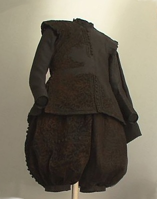 Burial garment of Vaclav Vilem Popel of Lobkowicz, +1625, Regionalni muzeum Mikulov, Photo : tn.nova.cz