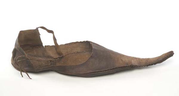 Poulaine leather shoe, half of 15th century, Victoria and Albert Museum, London