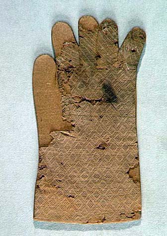 Silk gloves used for devotional purposes in ca 1300-1325,Metropolitan museum of art, New York 