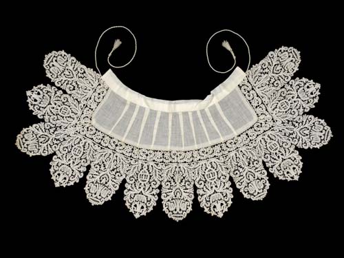 Collar, bobbin lace worked on linen tread, 1630, Victoria and Albert Museum, London