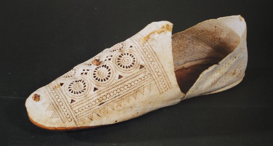 Dámský střevíc zdobený španělský střevíc z let 1590-1600 je v inventáři Bayrische National Museum, Mnichov. Zdroj: Durian-Ress; Schuhe